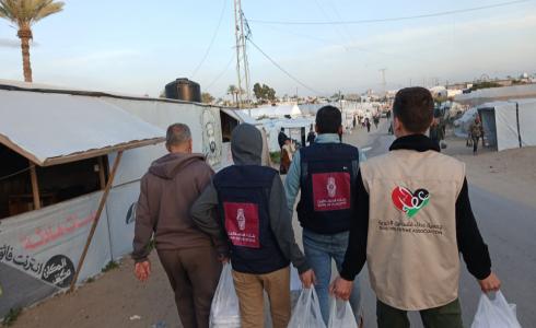 بنك فلسطين وجمعية عطاء فلسطين يوزعان وجبات إفطار للأسر المتضررة في غزة