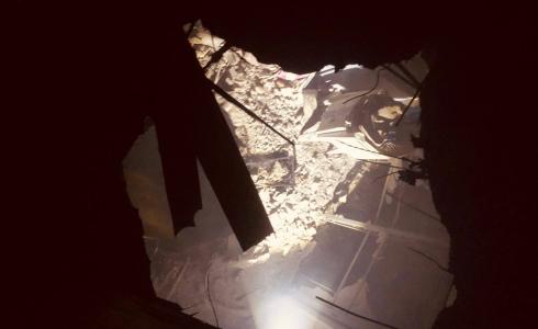 سقوط شظية صاروخية يدمر منزلاً من ثلاثة طوابق في سلفيت