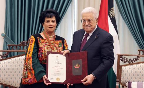 الرئيس عباس يمنح جمانة عودة نجمة الاستحقاق من وسام دولة فلسطين