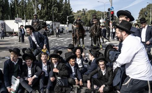 مئات الحريديم يقطعون طريقا وسط إسرائيل رفضا للتجنيد