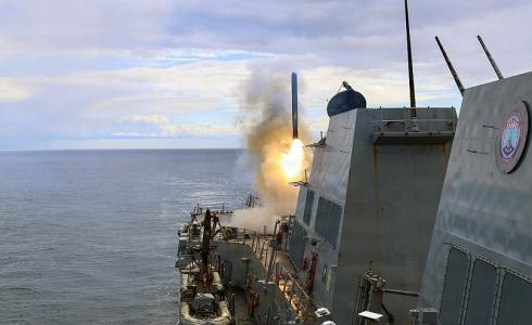 مدمرة أميركية تطلق صاروخ "توماهوك" خلال الحرب على إيران