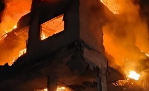 حريق مستمر في بناية سكنية استهدفتها طائرات الاحتلال في حي الرمال غربي مدينة غزة