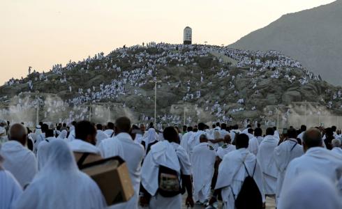 حجاج بيت الله الحرام يتوافدون إلى مشعر عرفات