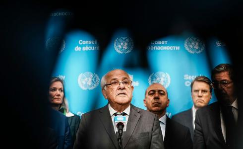 رياض منصور خلال مؤتمر صحفي بالأمم المتحدة