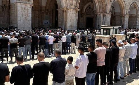 عشرات الآلاف يؤدون الجمعة في المسجد الأقصى