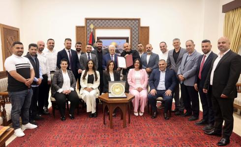 الرئيس عباس يمنح مؤسسة حماة الفتح درع دولة فلسطين