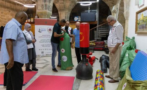 "بيت مال القدس" تسلم معدات رياضية لنادي جمعية الجالية الإفريقية في القدس