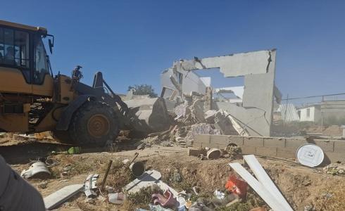 السلطات الإسرائيلية تجبر عائلة النباري على هدم منازلها في تل عراد
