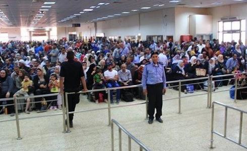 مسافرون عبر معبر الكرامة - تعبيرية
