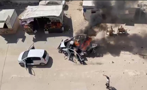شهيد ومصابون بقصف مركبة في حي الرمال غرب مدينة غزة