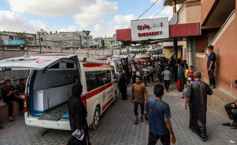 مركبة إسعاف تنقل الشهداء لأحد المشافي في قطاع غزة
