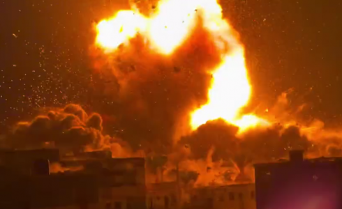 لحظة قصف المنزل في دير البلح مساء اليوم