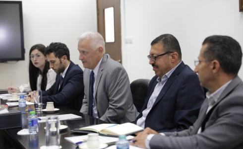 بسيسو يبحث مع مسؤول أمريكي تدخلات "الأشغال" بغزة