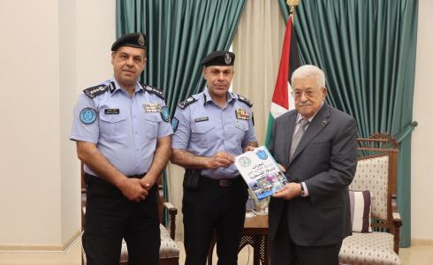 الرئيس عباس يتسلم كتيبا خاصا من إصدار قيادة الشرطة