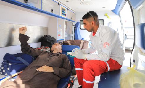 الهلال الأحمر يشارك في إجلاء مرضى ومرافقين للعلاج خارج غزة عبر معبر رفح
