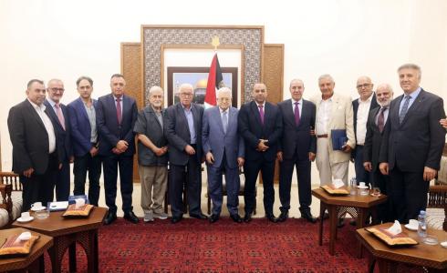 الرئيس عباس يقلد قامات وطنية أوسمة الثقافة والعلوم والفنون