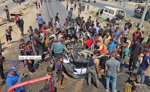 من مكان استهداف مركبة قرب شارع صلاح الدين في دير البلح وسط قطاع غزة
