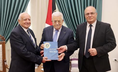 الرئيس عباس يتسلم التقرير السنوي لجامعة القدس المفتوحة
