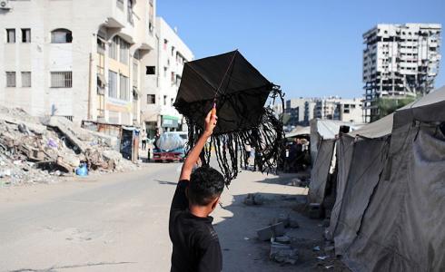 طفل أثناء لعبه بطائرة ورقية في غزة - تعبيرية