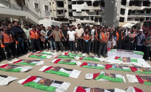 تشييع 50 شهيدًا انتُشلت جثامينهم من تحت أنقاض منازل بمدينة غزة
