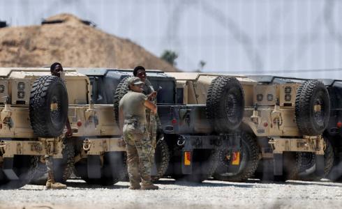جنود أميركيون في معسكر لـ«قوة الاستقرار الدولية» في غزة قرب معبر كرم أبو سالم جنوب إسرائيل يوم 10 أغسطس 2026 (رويترز)