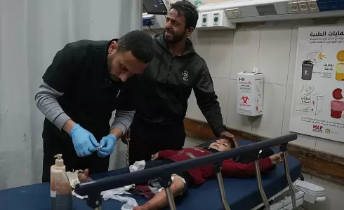 طفل مصاب يتلقى العلاج داخل أحد مستشفيات قطاع غزة - توضيحية