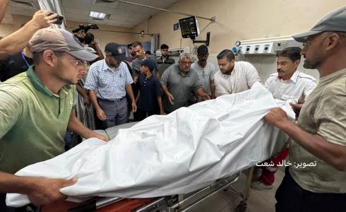 لحظة وصول جثمان الشهيد الصحفي محمد النجار إلى مجمع ناصر الطبي