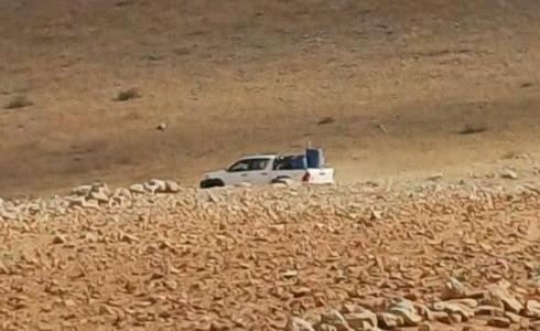 مستوطنون يسرقون براميل مياه في الأغوار الشمالية
