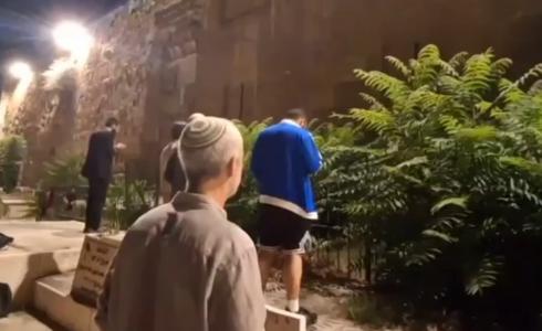 مستعمرون في مقبرة باب الرحمة