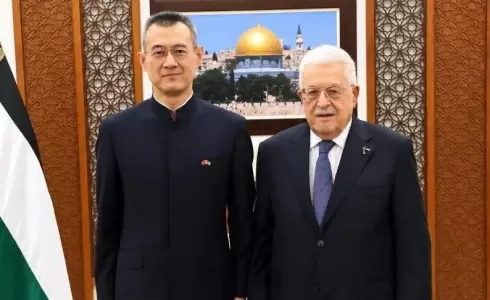 السفير الصيني إلى جانب الرئيس محمود عباس