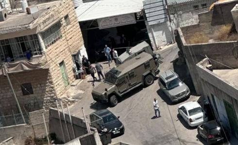 إصابة شاب بالرصاص وآخرين بالاختناق خلال اقتحام الاحتلال قبلان جنوب نابلس