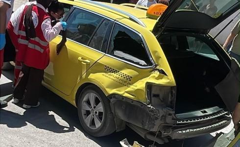 تضرر مركبة عمومية صدمتها آلية للاحتلال في ضاحية ذنابة شرق طولكرم
