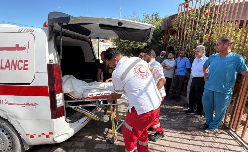 وصول الطفل الشهيد إلى مجمع ناصر الطبي في خانيونس
