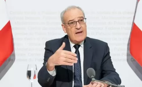 استقالة رئيس سويسرا: المقابر مليئة بمن ظنوا أنهم غير بدلاء