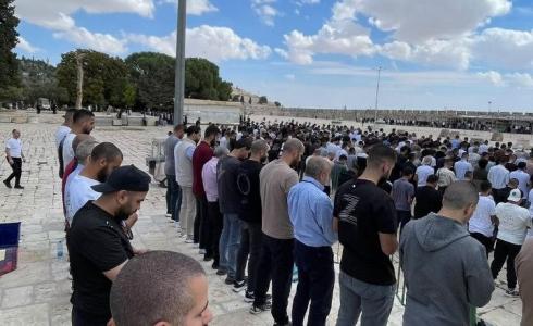 عشرات آلاف المصلين يؤدون الجمعة في الأقصى