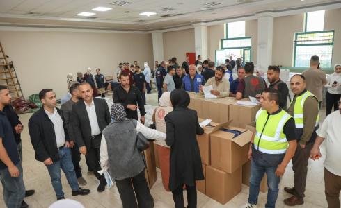 محافظة الخليل تبدأ توزيع المساعدات على العائلات المتضررة
