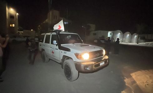 مركبات الصليب الأحمر خلال نقل المعتقلين المفرج عنهم