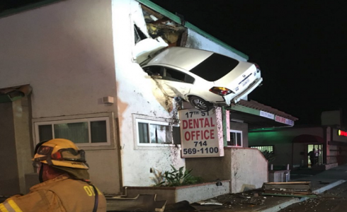 سيارة تحطم قواعد المرور والطبيعة