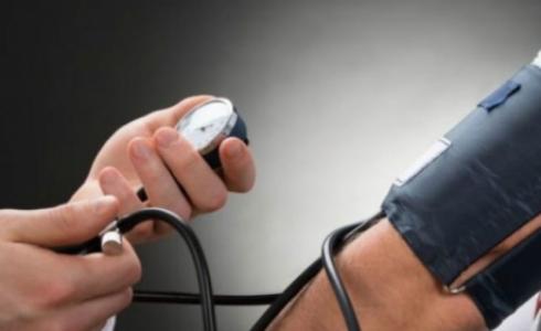 عدم وصول كميات كافية من الدماء لدماغ الإنسان أثناء أثناء انخفاض ضغط الدم أو الوقوف المفاجئ يؤدي لتلف خلاياه مع مرور الوقت