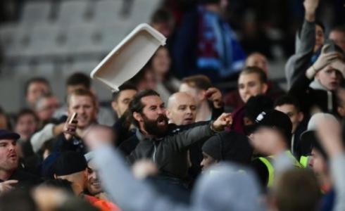 بدأت الاشتباكات في ملعب المباراة