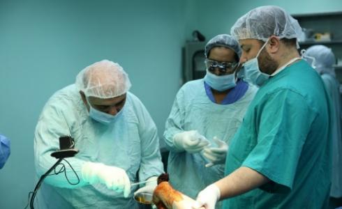 الاطباء أثناء اجراء العملية