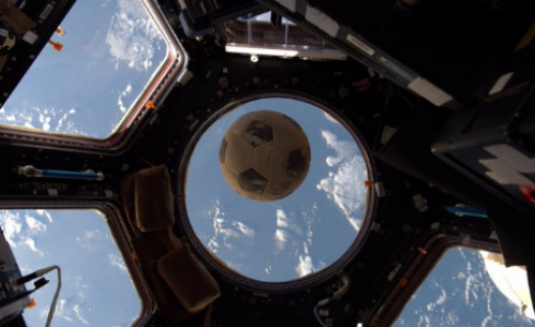 الكرة المفقودة في الفضاء