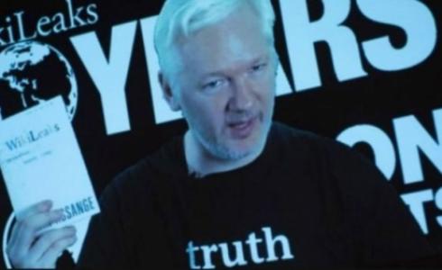 السلطات السويدية تطالب بتسليم أسانج بسبب مزاعم بارتكاب جرائم اعتداء جنسي، لكنه ينفيها بشدة.