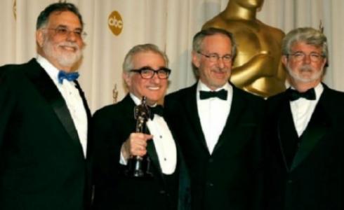 سكورسيزي حاملا جائزة الأوسكار
