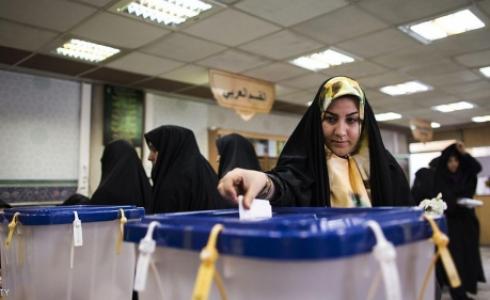 ناخبة إيرانية تدلي بصوتها في انتخابات مجلس الشورى