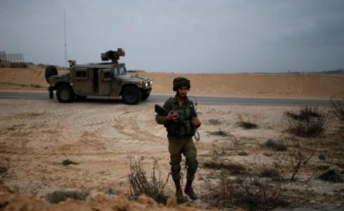 جندي إسرائيلي يقوم بدورية على الحدود مع غزة 