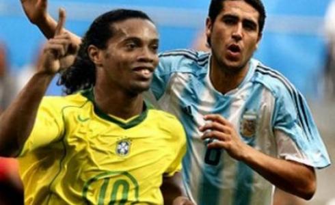 البرازيلي رونالدينيو، والأرجنتيني خوان رومان ريكيلمي