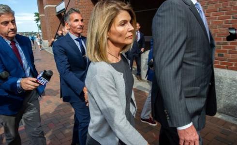 النجمة الأمريكية لوري لوفلين