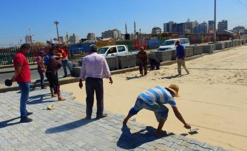 سلطة الموانئ البحرية تواصل أعمال تبليط الشارع الجنوبي للميناء في غزة