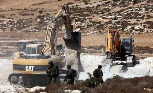 جرافات الاحتلال تجرف أراضي فلسطينية